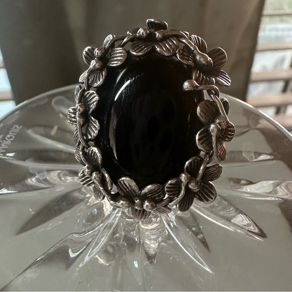 Elegant Black Onyx and 925 Silver Floral Ring